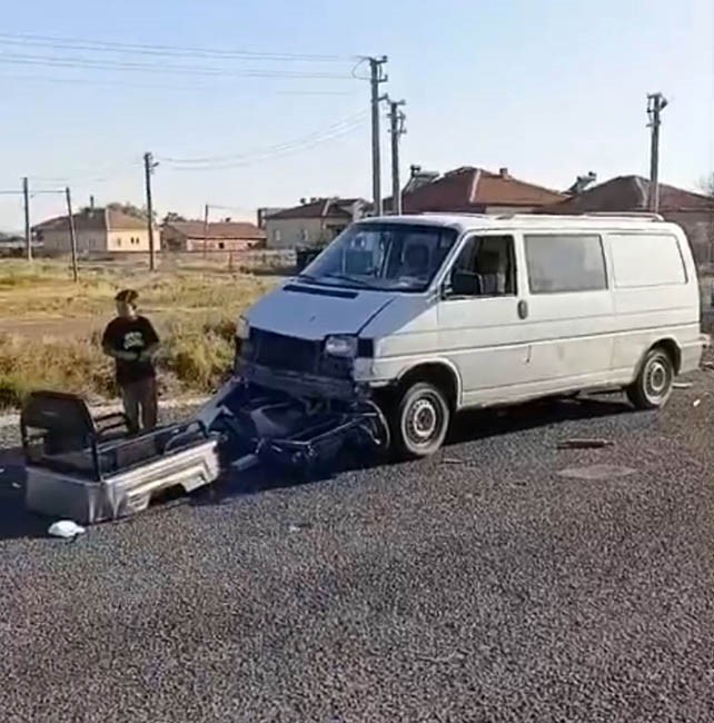 Aksaray’da Minibüs ile 3 Tekerlekli Moped Çarpıştı: 5 Yaralı