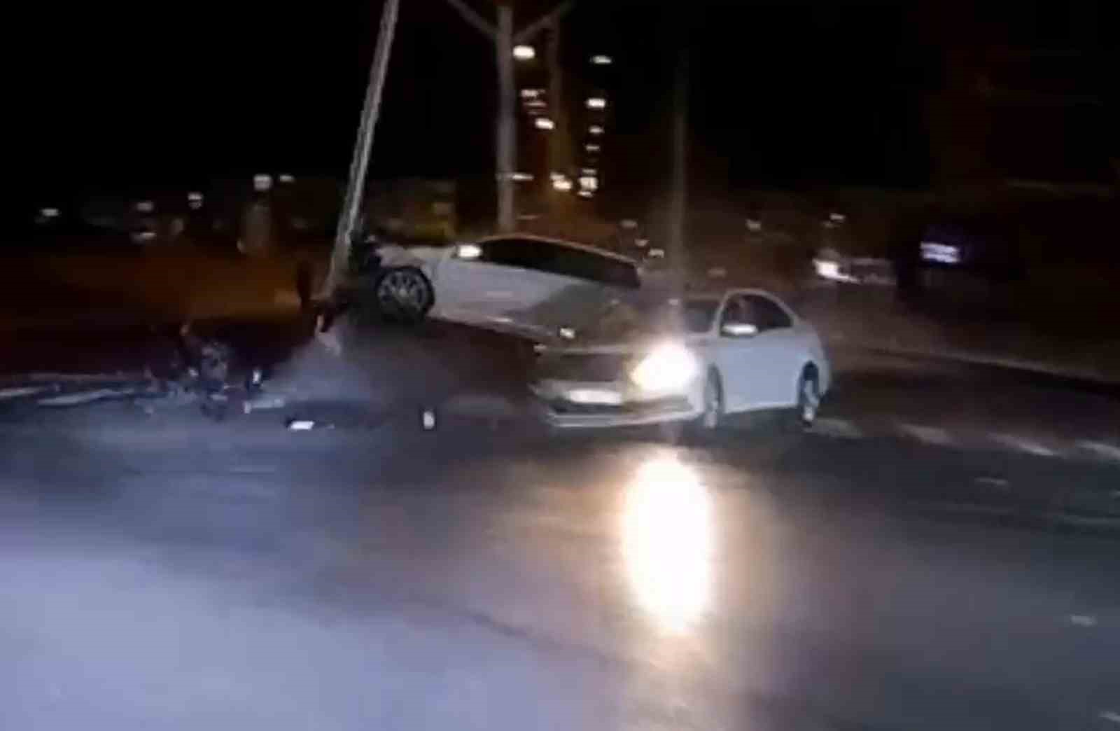 Kırmızı Işığı Geçen Otomobilin Kazası, Güvenlik Kamerasına Yansıdı: 3 Yaralı