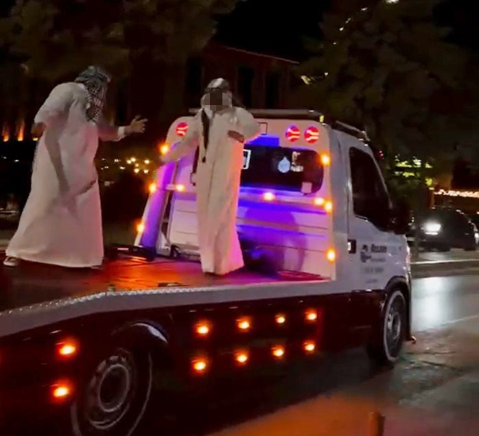 Yolda Dans Eden Gençler, Sürücüyü Zora Soktu
