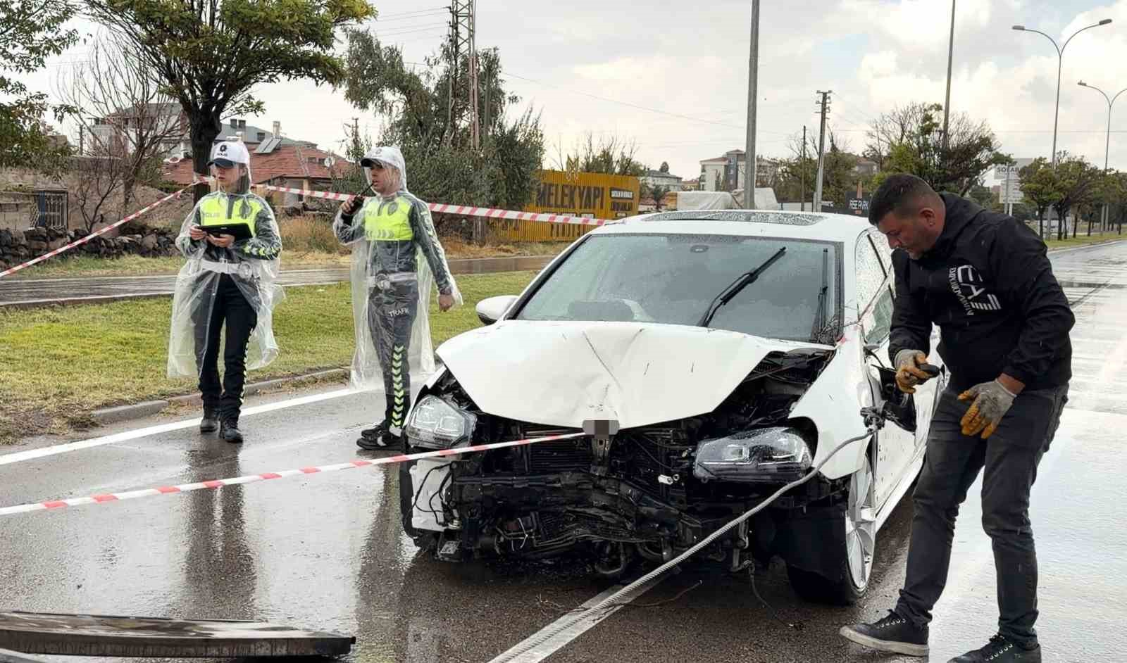 Samsun'da kontrolünü kaybeden otomobil direği ve ağacı devirdi: Bir yaralı