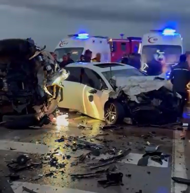 Aksaray'da Kafa Kafaya Çarpışma: 2 Sürücü Ağır Yaralı