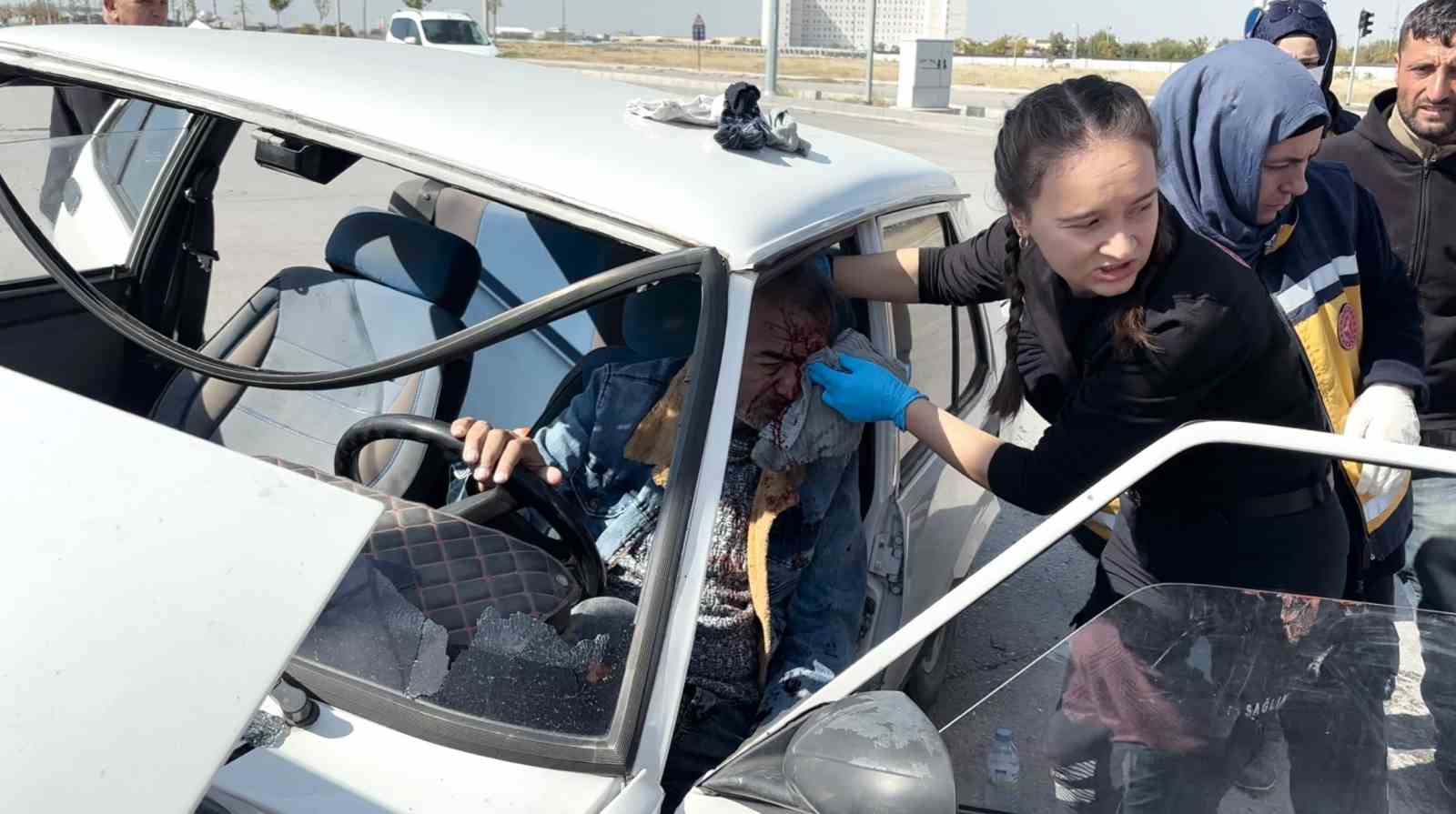 Aksaray'da Kavşakta Çarpışma: İki Sürücü Yaralandı