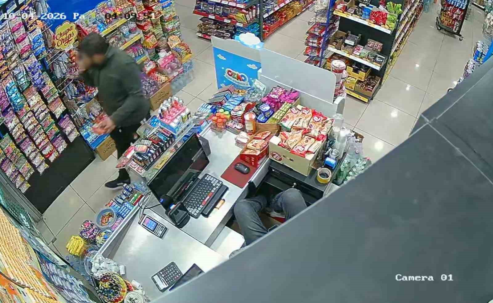 Marketçi Uyurken Hırsızlık Yapan Şahıs Kameralara Yansıdı