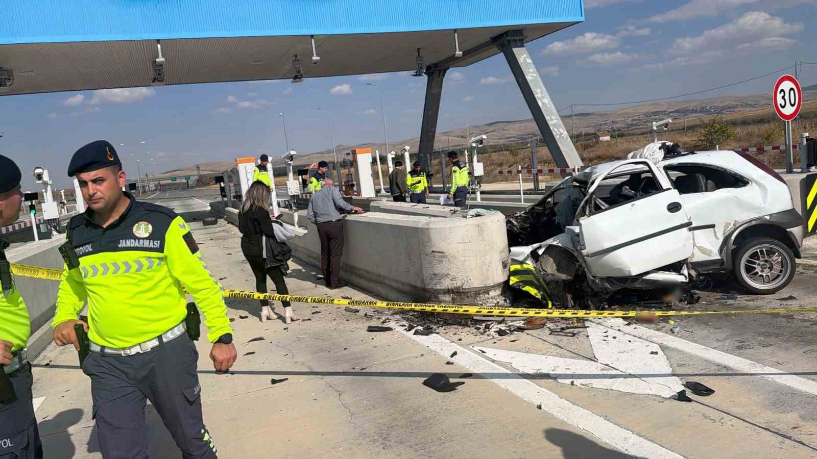 Aksaray'da Gişe Kavşağında Feci Kaza: Genç Sürücü Hayatını Kaybetti