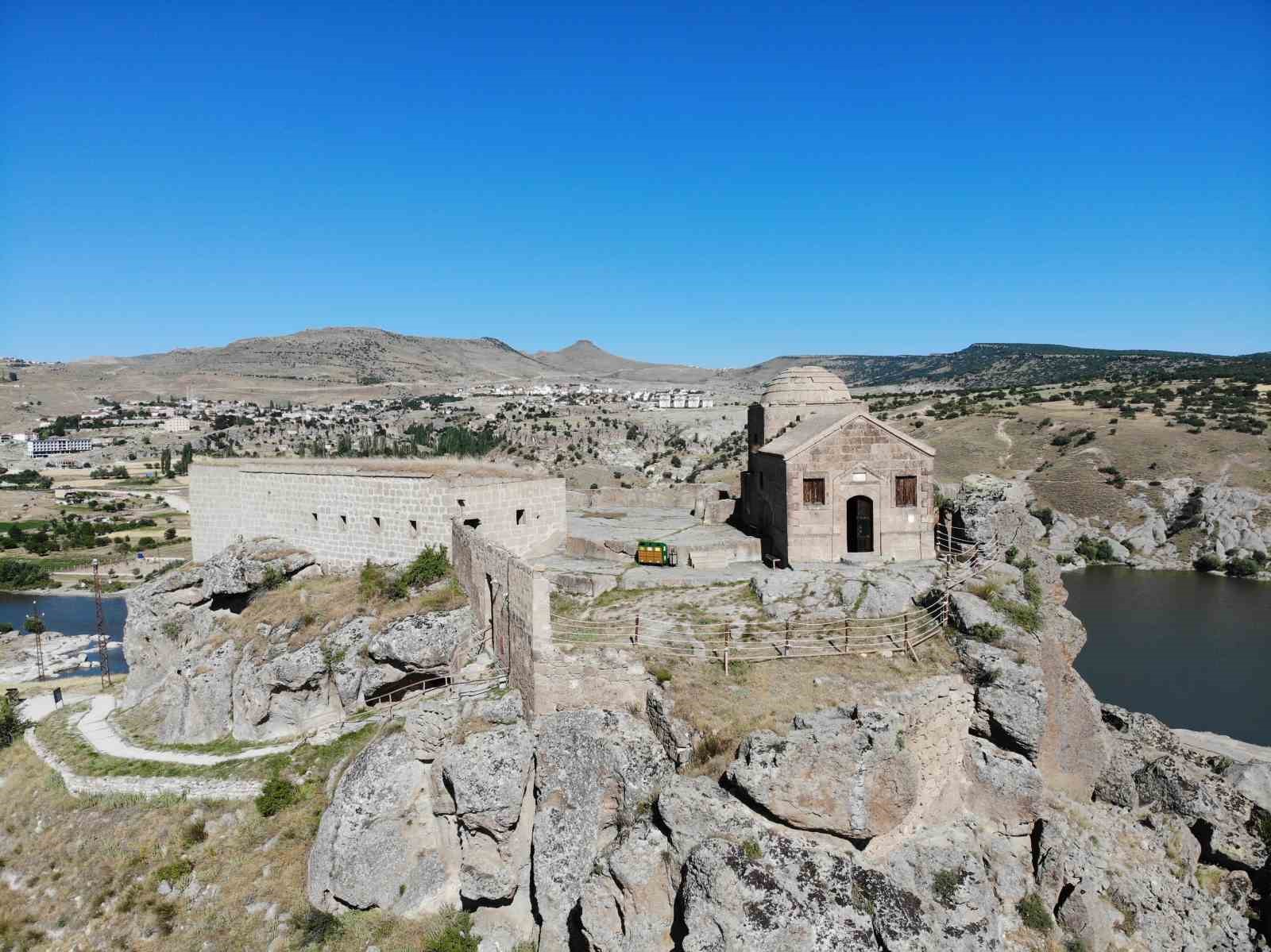 Yüksek Kilise: Tarihin Kalbinde Yerli ve Yabancı Ziyaretçileri Ağırlıyor