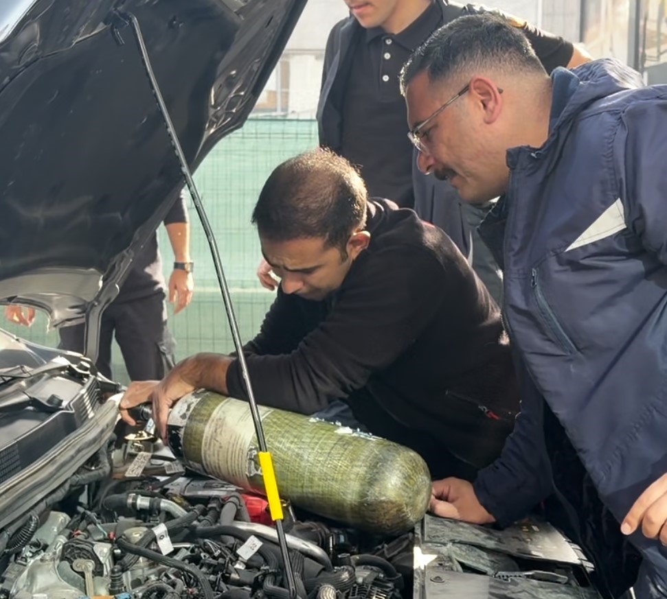 Otomobilin Motoruna Saklanan Kedi, Oksijen Gazıyla Kurtarıldı