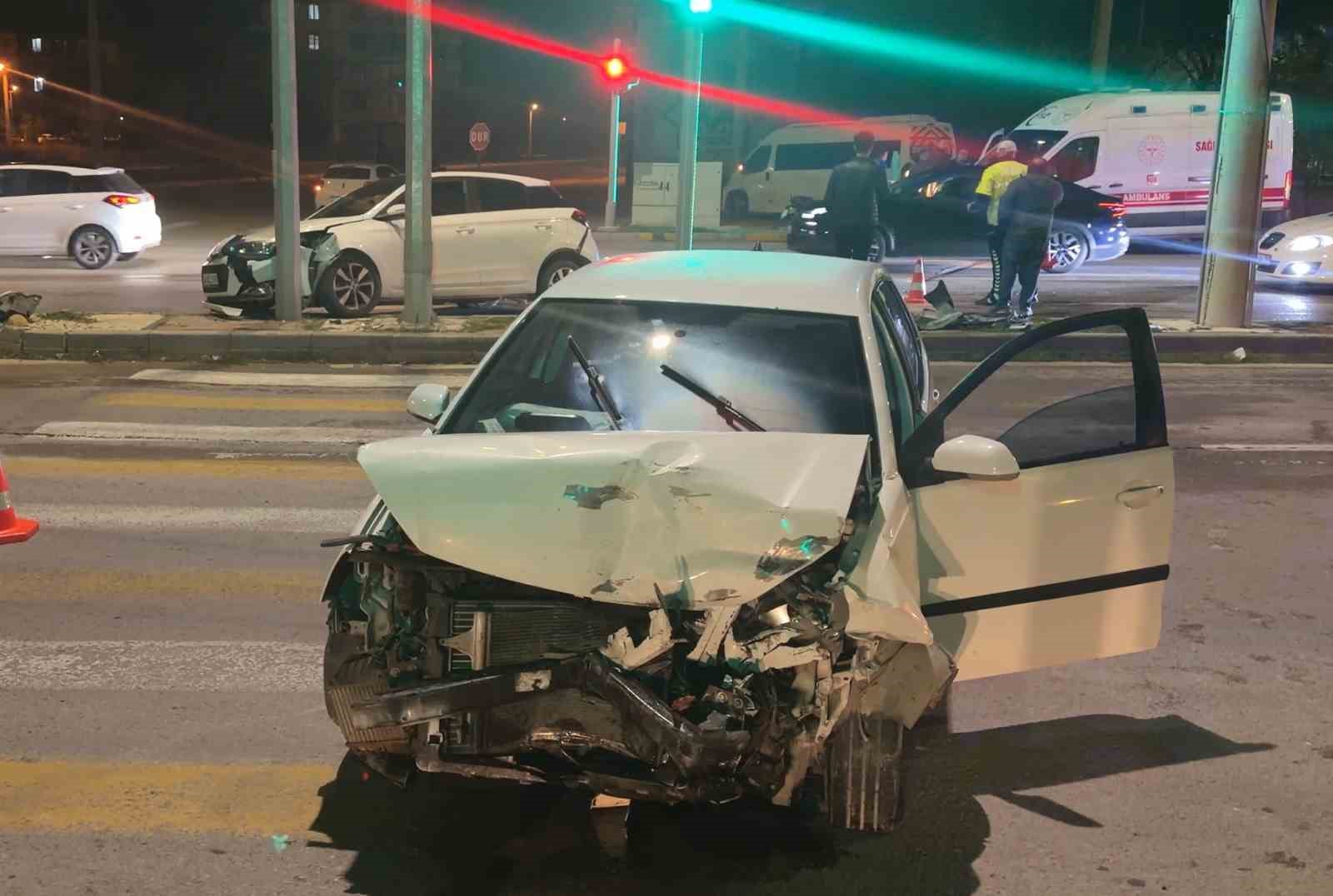 Aksaray'da Zincirleme Kaza: 3 Yaralı ve Kaçan Sürücü
